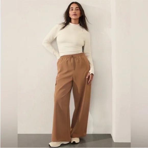 Athleta Promenade Wide
Leg Elastic Waist Cargo Pants
Walnut Brown Medium Petite - Picture 2 of 9